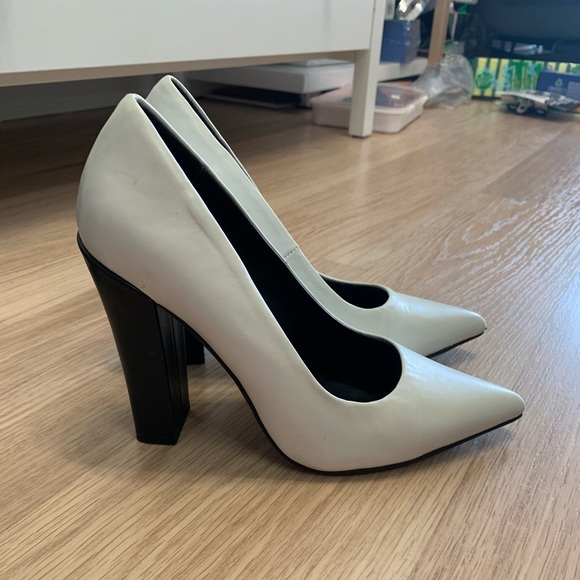 “Le chateau” Black and White heels - Picture 4 of 4